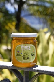 France, Ile de la Reunion, Cirque de Salazie, classé Patrimoine Mondial de l'UNESCO, Hell-Bourg, labellisé les Plus Beaux Villages de France, pot de miel de baies roses