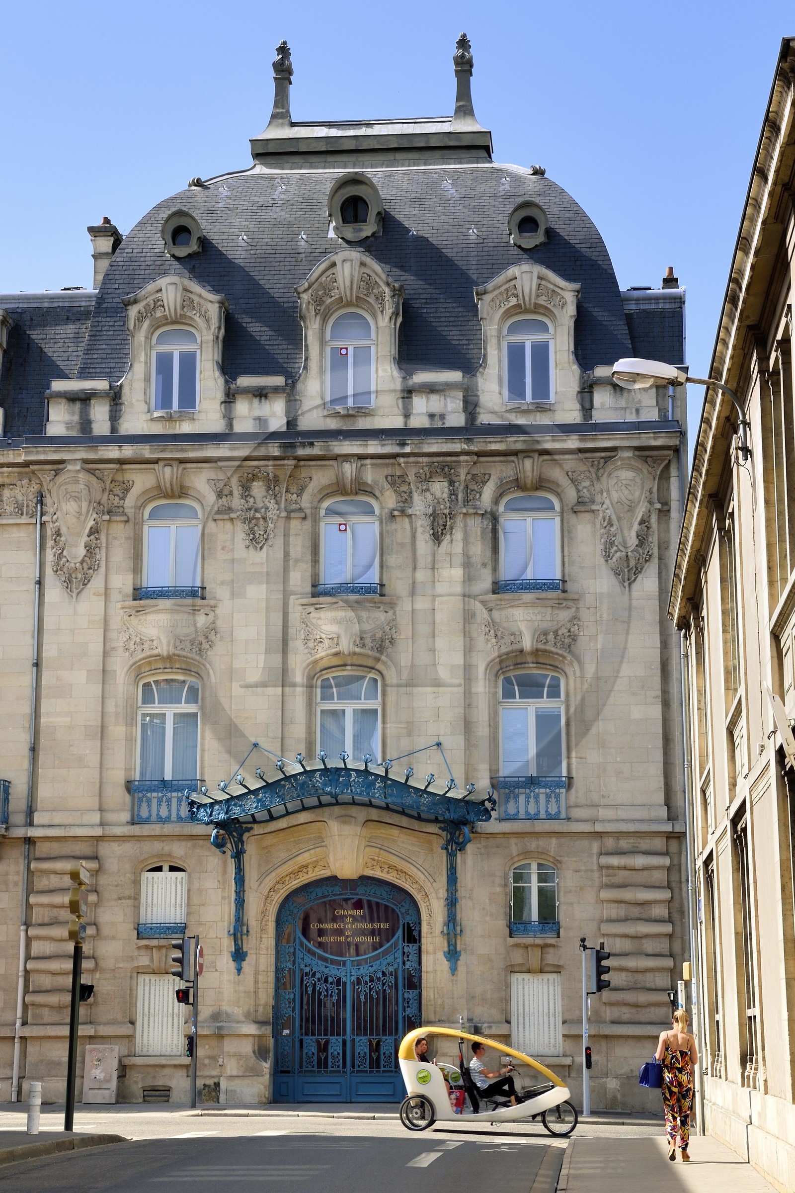 France, Meurthe et Moselle (54), Nancy, immeuble Art Nouveau de la chambre de commerce et d'industrie (CCI) par les architectes Louis Marchal et Émile Toussaint, la marquise et la porte d'entrée principale réalisés par Louis Majorelle