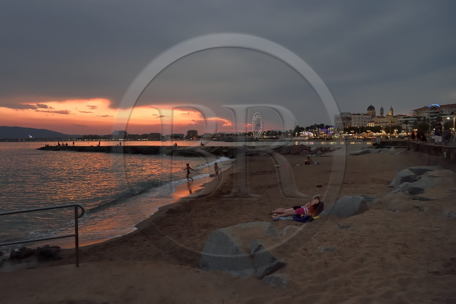 France, Var (83), Saint-Raphaël, plage de la ville au coucher de soleil