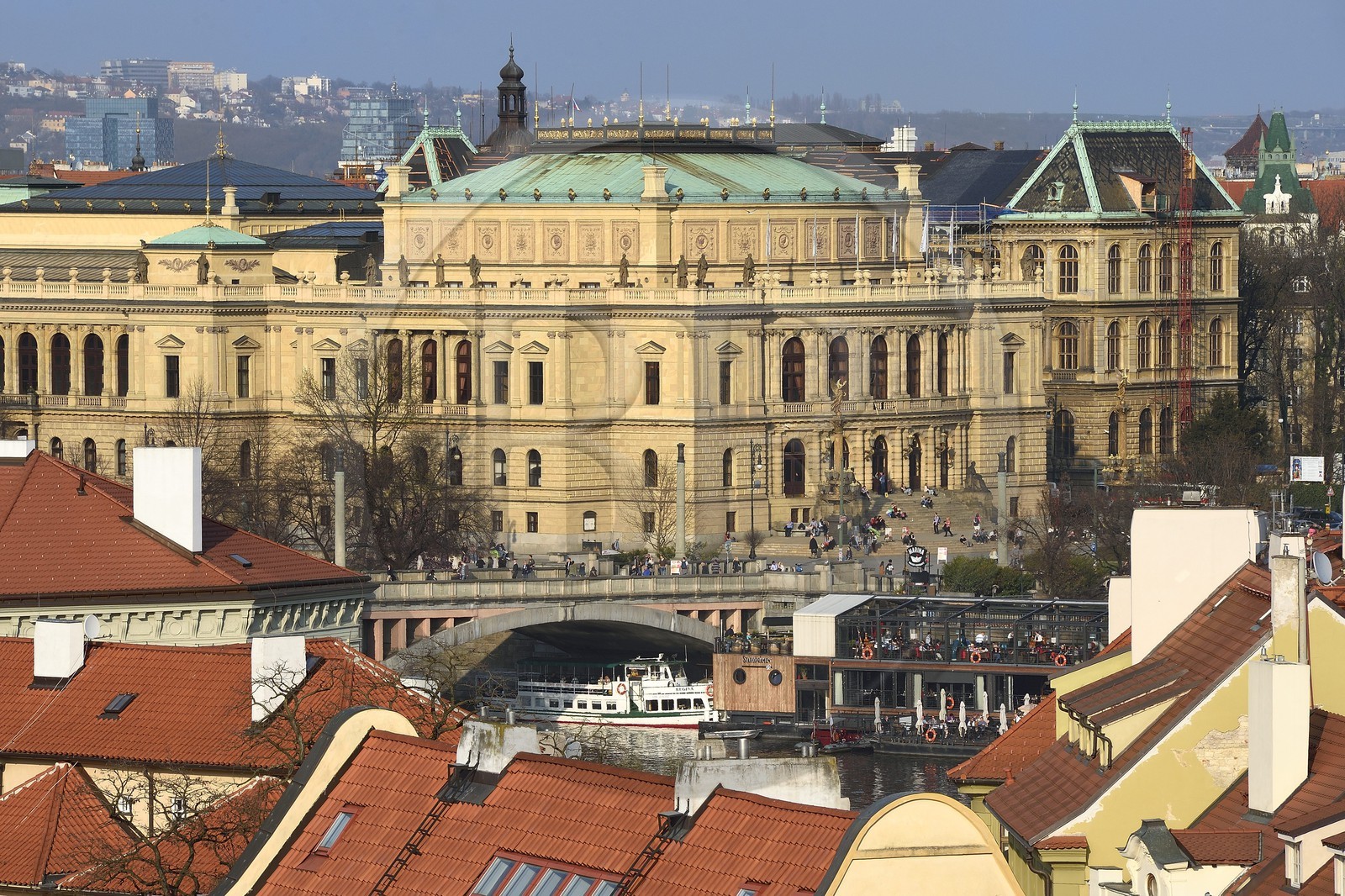 République Tchèque, Prague, centre historique classé Patrimoine Mondial de l'UNESCO, la vieille ville (Stare Mesto), le Rudolfinum sur la place Jan Palach en bordure de la rivière Vltava