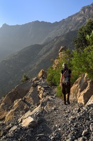 Sultanat d'Oman, Gouvernorat d'Al-Batina du Sud, Hajar occidental, Wadi Mistall, village de Wakan (Wukan), le sentier de randonnée monte vers le sommet du Qarn Wukan (2501m) en arrière plan