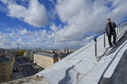 France, Paris (75), Pascal Monnet, administrateur du Panthéon, sur le toit du Panthéon, la rue Soufflot et la Tour Eiffel en arrière plan