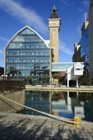 France, Seine-Saint-Denis (93), Pantin, Les anciens Grands Moulins de Pantin créées en 1884 réhabilités pour y réaliser un ensemble immobilier de bureaux conçu par le cabinet d'architectes Reichen et Robert pour BNP-Paribas Securities Services, le canal de l'Ourcq