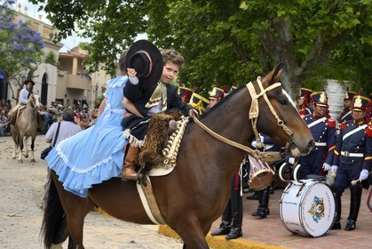 Argentine, province de Buenos Aires, San Antonio de Areco, fête du Jour de la Tradition (Dia de la Tradicion), très jeunes gauchos à cheval défilant en habit traditionnel