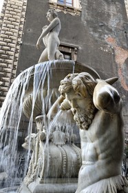 Italie, Sicile, Catane, ville baroque classée au Patrimoine Mondial de l'UNESCO, Piazza del Duomo, la fontaine de l'Amenano de 1867 en marbre de Carrare