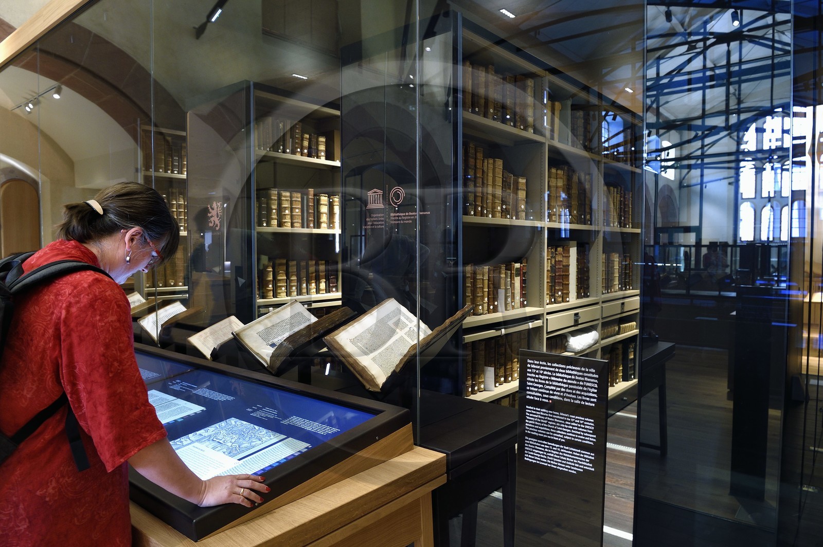 France, Bas-Rhin (67), Selestat, la Bibliothèque humaniste réaménagée par l'architecte Rudy Ricciotti, lecture en numérique des livres présentés à l'arrière des écrans, la bibliothèque personnelle de Beatus Rhenanus (1485-1547) est en arrière plan dans la pièce vitrée
