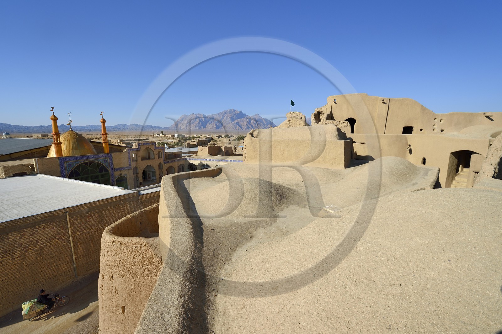 Iran, Province d'Ispahan, désert du Dasht-e Kavir, région de Khur et Biabanak, Bayazeh, l'ancien chateau qui pouvait abriter les habitants de la ville en cas d'attaque dans ses 700 chambres, la mosquée et le désert en arrière plan