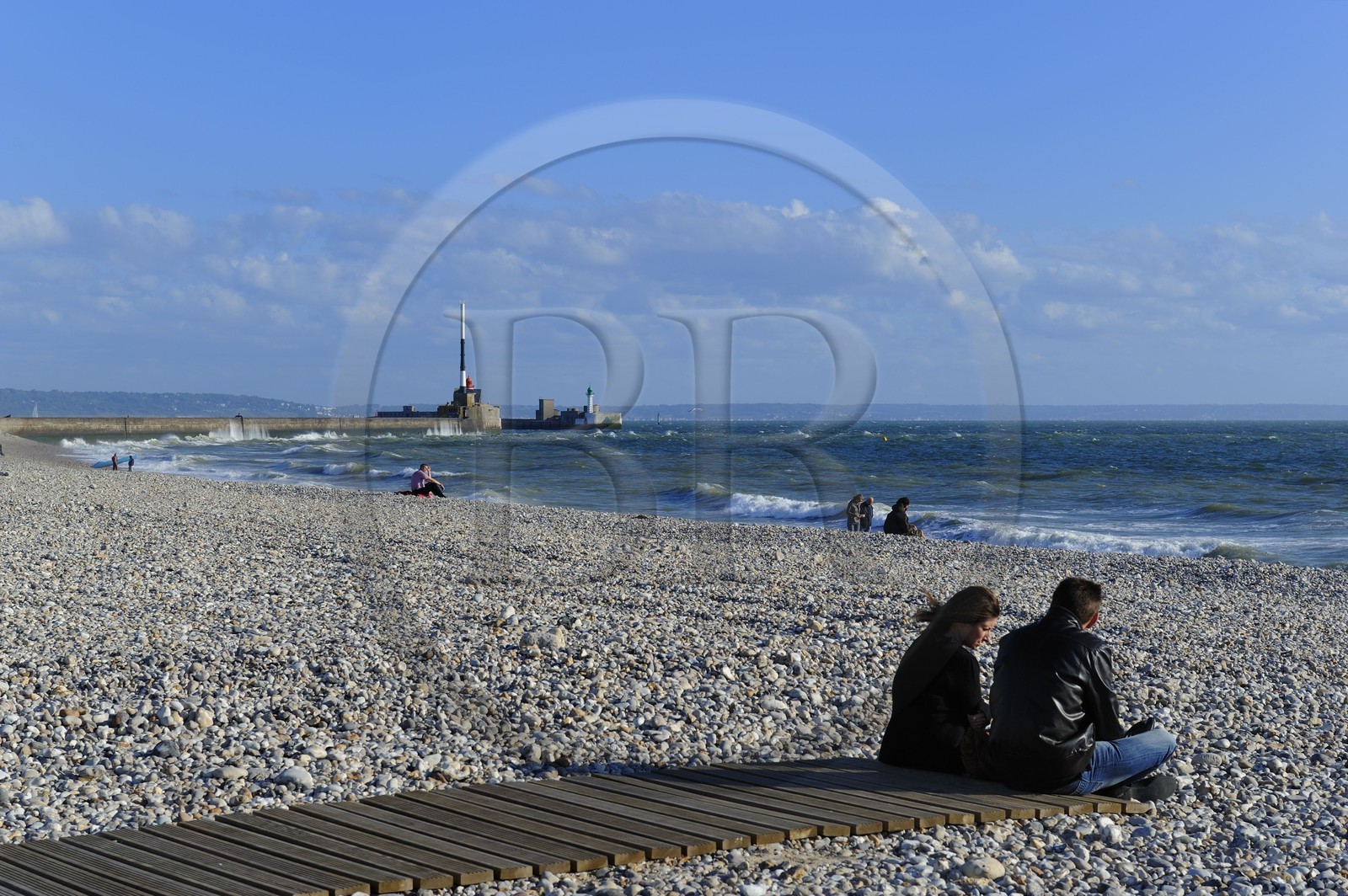France, Seine-Maritime (76), Le Havre, la grande plage de galets et l'entrée du port en arrière plan