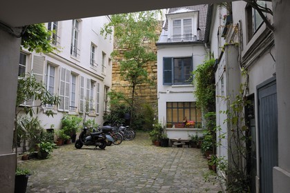 France, Paris (75), l’enceinte de Philippe Auguste dans un fond de cour de la rue du Cardinal Lemoine