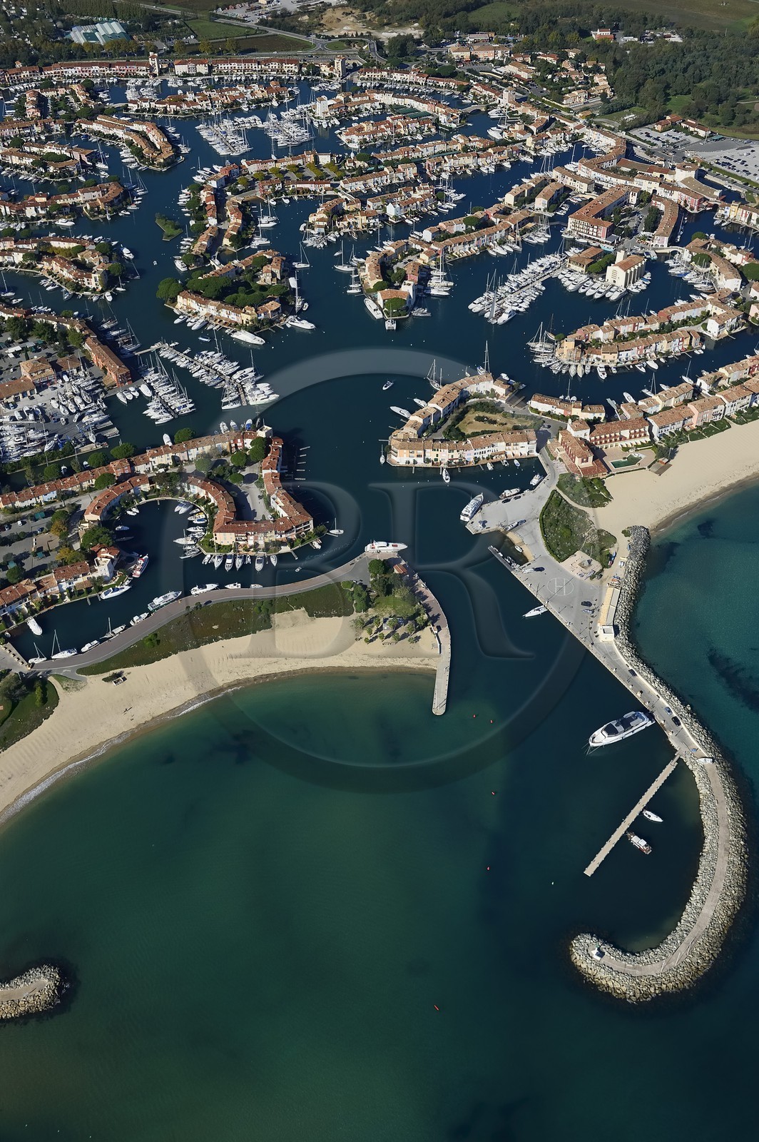 France, Var (83), golfe de Saint-Tropez, la cité lacustre de Port-Grimaud (vue aérienne)