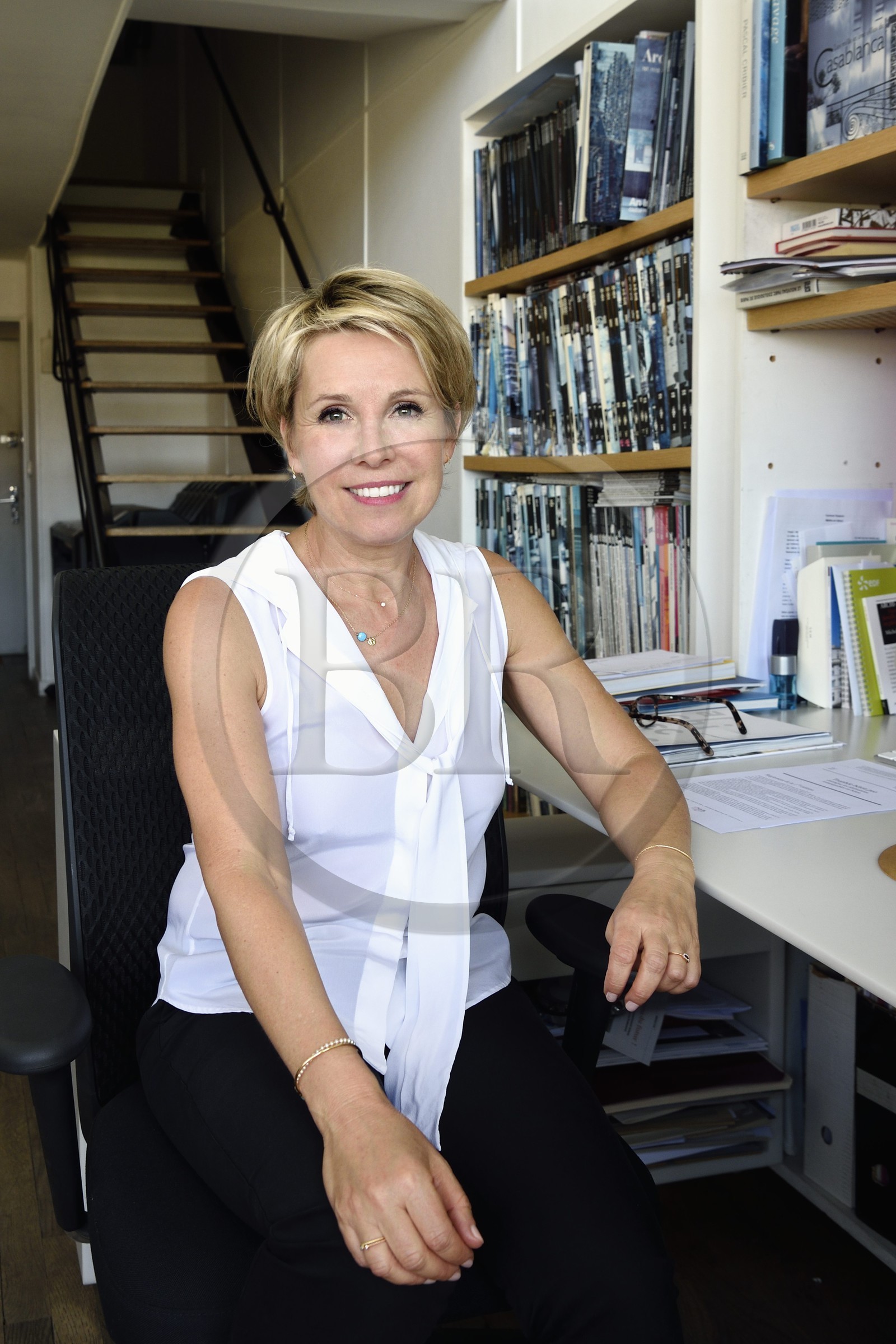 France, Bouches-du-Rhône (13), Marseille, l'architecte Corinne Vezzoni à son bureau dans la Cité Radieuse de Le Corbusier