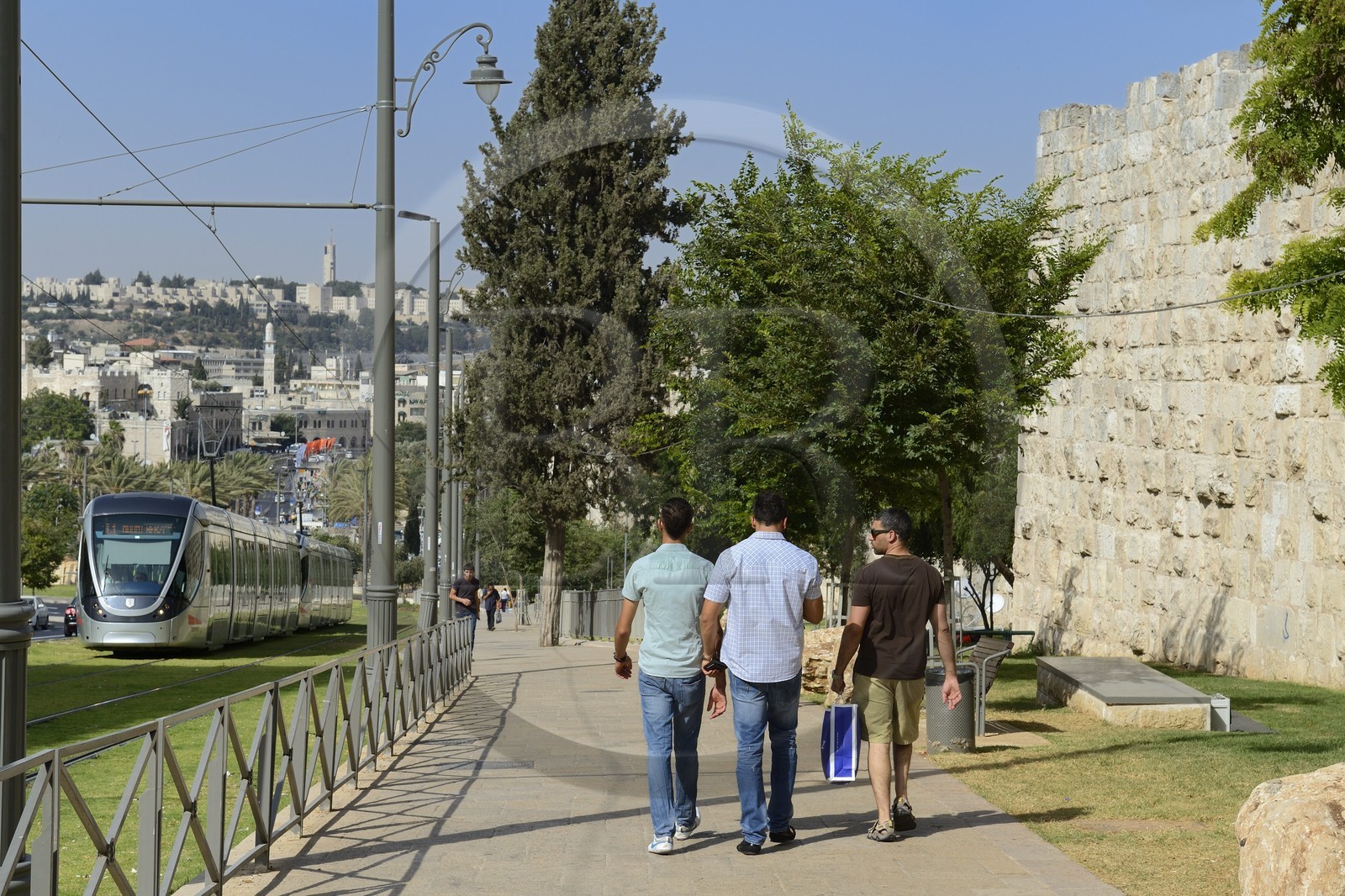 Israel, Jérusalem, le tramway le long des remparts de la vieille ville, il dessert la ville de Jérusalem et une partie de la Cisjordanie, la ligne s'étend sur 13,9 kilomètres pour 23 stations et fut mise en service le 19 aout 2011