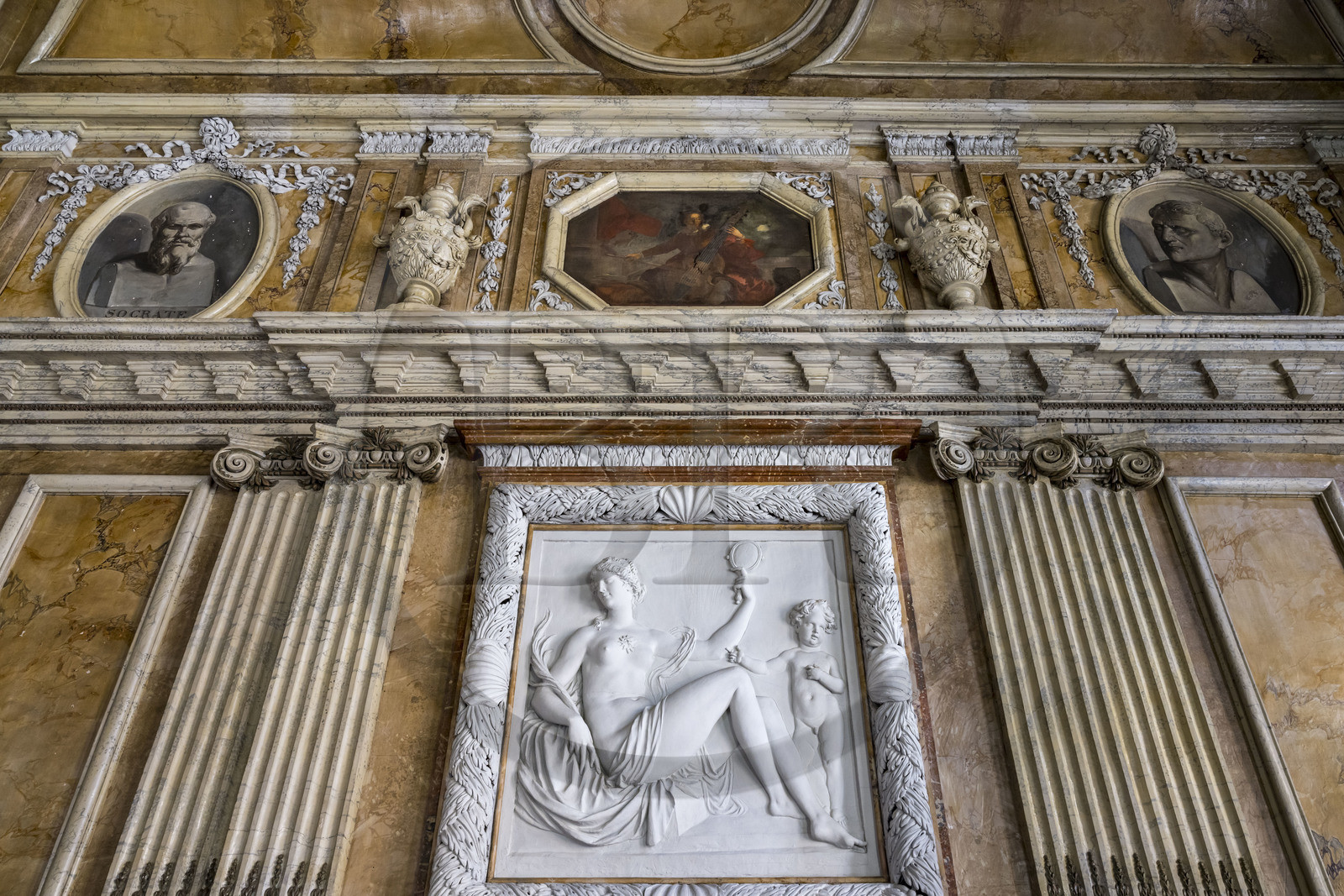 France, Côte-d'Or (21), Dijon, zone classée Patrimoine Mondial de l'UNESCO, Hotel Despringles édifié entre 1662 et 1675, salle des actes décorée de bas-reliefs en stuc imitant le marbre blanc, allégorie de la Sagesse