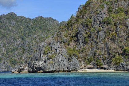 Philippines, Calamian Islands dans le nord de Palawan, Coron Island Natural Biotic Area, plage au pied des murs géants des falaises de calcaire