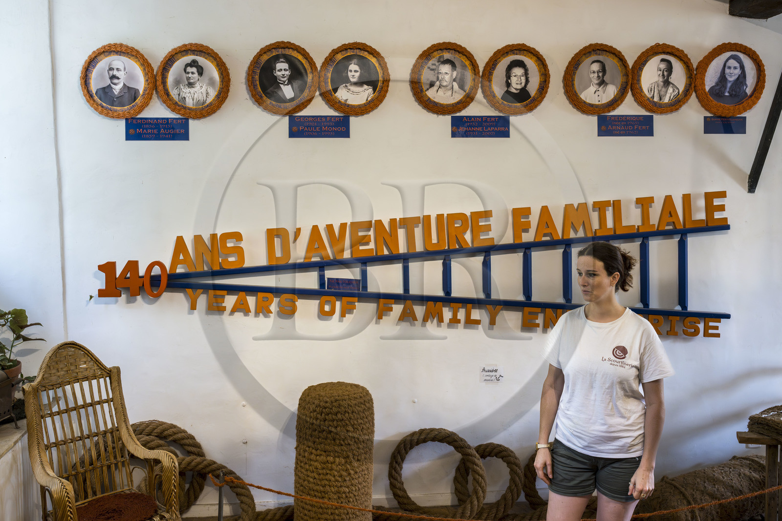 France, Drôme (26), Drôme provençale, Nyons, La Scourtinerie, dernière manufacture de scourtins de Provence, filtres traditionnels utilisés dans la fabrication de l'huile d'olive mais conçus aussi aujourd'hui comme objets de décoration en fibre de coco, Sophie Villeneuve-Fert, membre de la cinquième génération, à la tête de l’entreprise familiale avec sa mère et son oncle