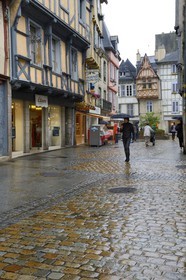 France, Finistère (29), Quimper, la rue Kéréon et la cathédrale Saint-Corentin