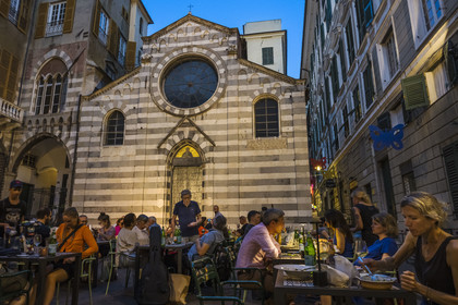 Italie, Ligurie, Gênes, ruelle du vieux centre historique, terrasse de restaurant sur la Piazza San Matteo