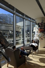 Turquie, Istanbul, le centre commercial Canyon (Kanyon Alişveriş Merkezi), une réalisation des cabinets d'architectes Jerde Partnership de Los Angeles et Tabanlioglu d'Istanbul, librairie D&R