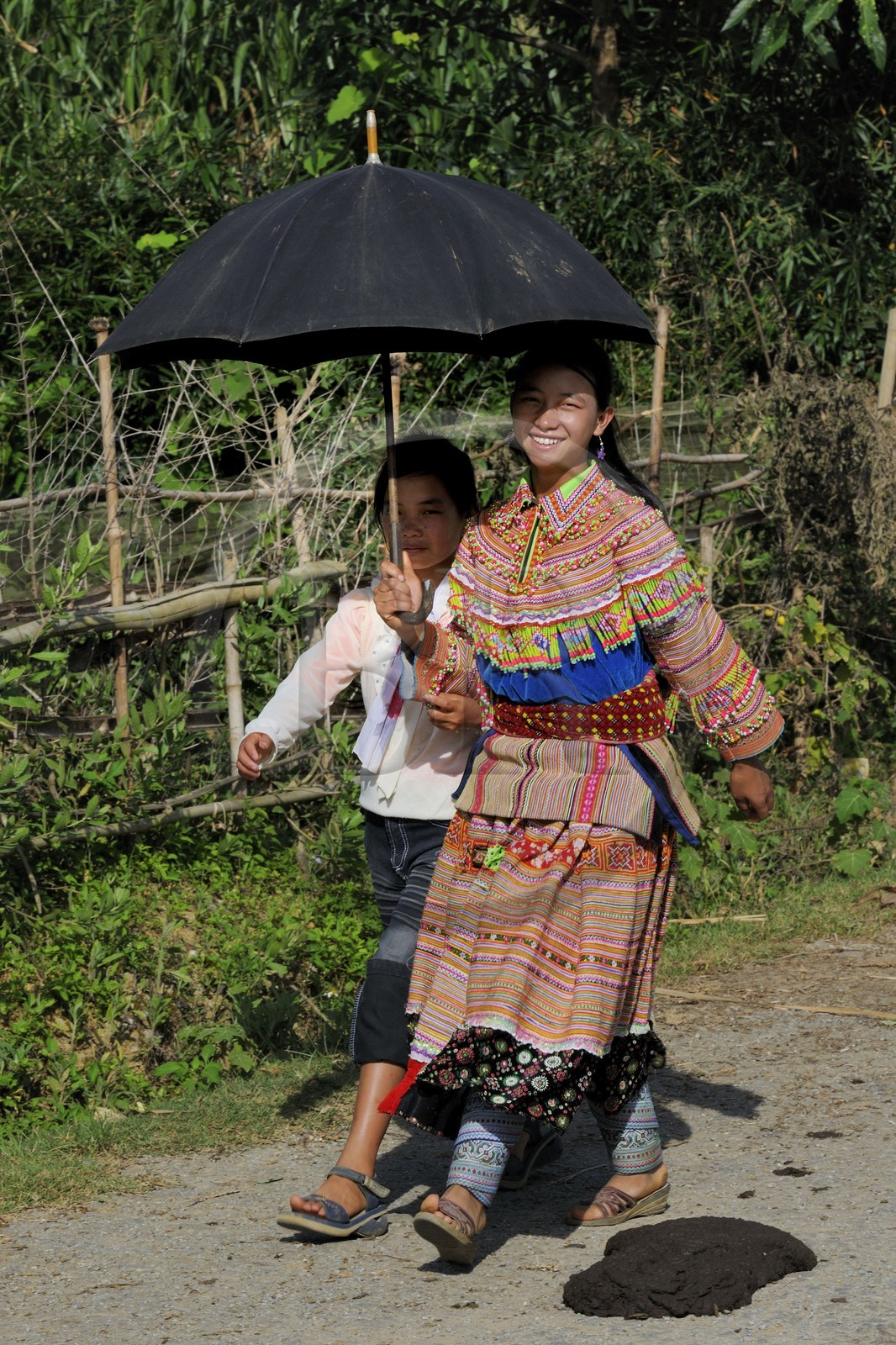 Vietnam, province de Lao Cai, région de Bac Ha, jeunes filles de la minorité Hmong Fleur