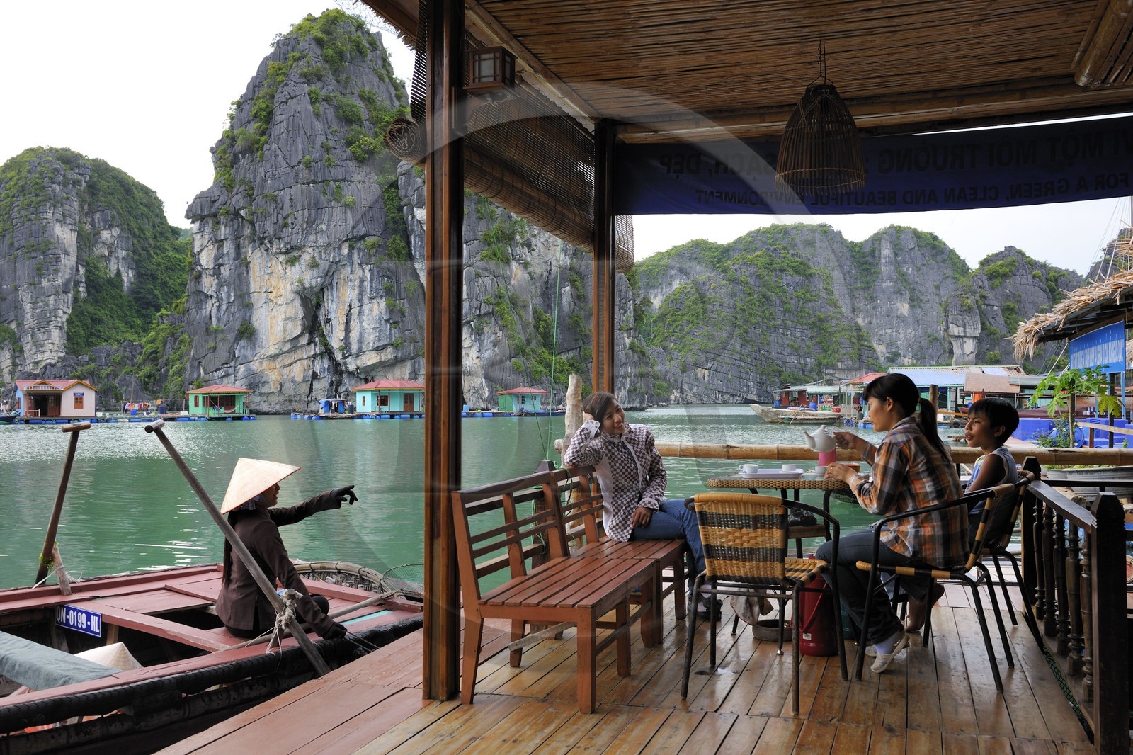 Vietnam, province de Quang Ninh, la Baie d'Halong classée Patrimoine Mondial de l'UNESCO, terrasse de café du village flottant de pêcheurs de Vong Vieng