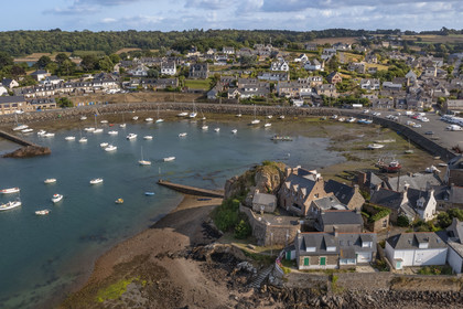 France, Côtes d'Armor (22), Ploubazlanec, le port de Loguivy-de-la-Mer (vue aérienne)