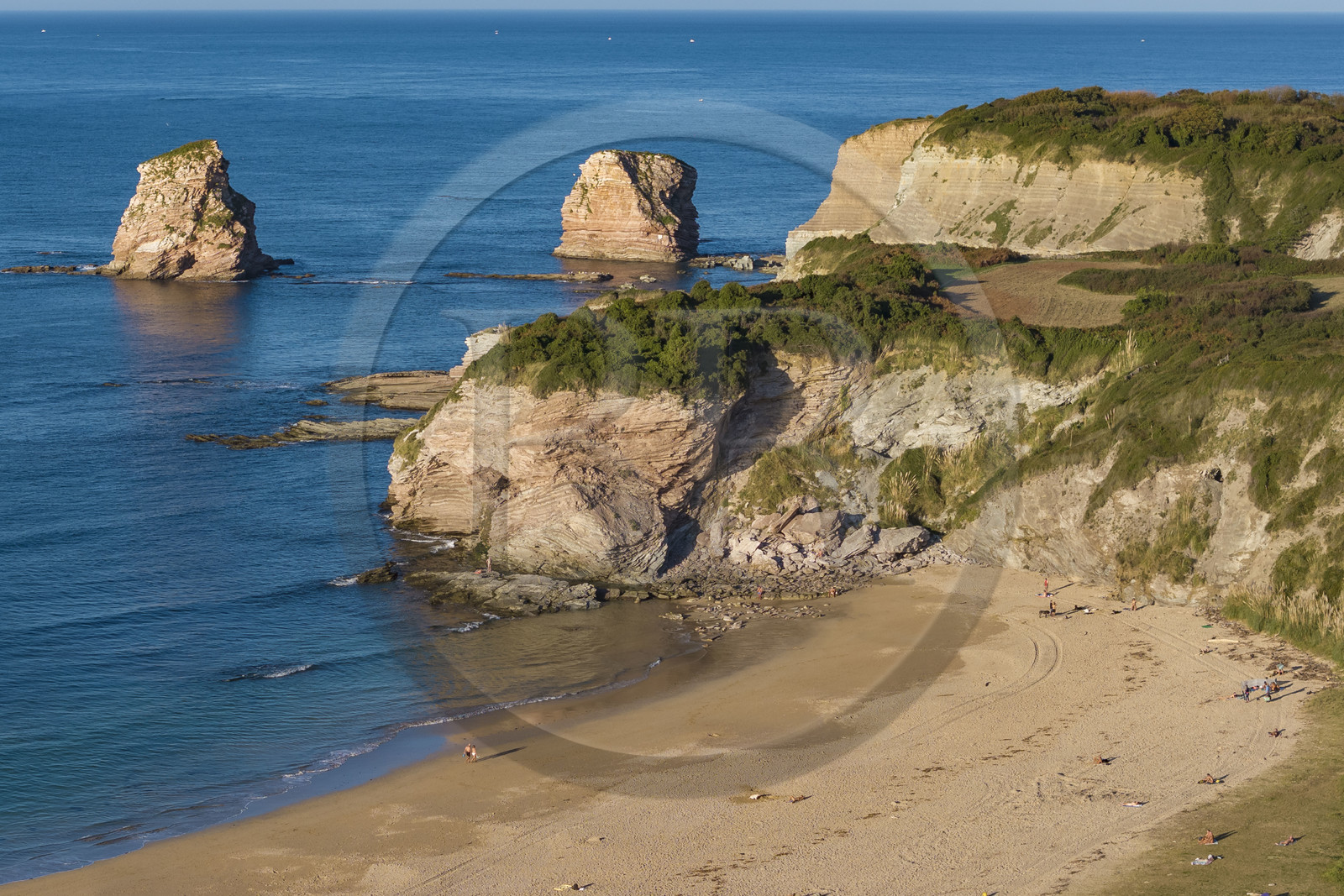 France, Pyrénées-Atlantiques (64), la côte du Pays-Basque, le domaine d'Abbadia géré par le Conservatoire du littoral, rochers des Jumeaux aux falaises de la pointe Sainte-Anne et plage des Deux-Jumeaux (vue aérienne)