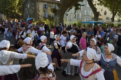 France, Var (83), Massif des Maures, Collobrières, groupe de danseurs et musiciens traditionnels provencaux à la fêtes de la châtaigne