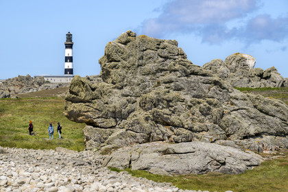 France, Finistère (29), Mer d'Iroise, Ile d'Ouessant, randonneurs à la Pointe de Pern et le phare du Créac’h en arrière plan
