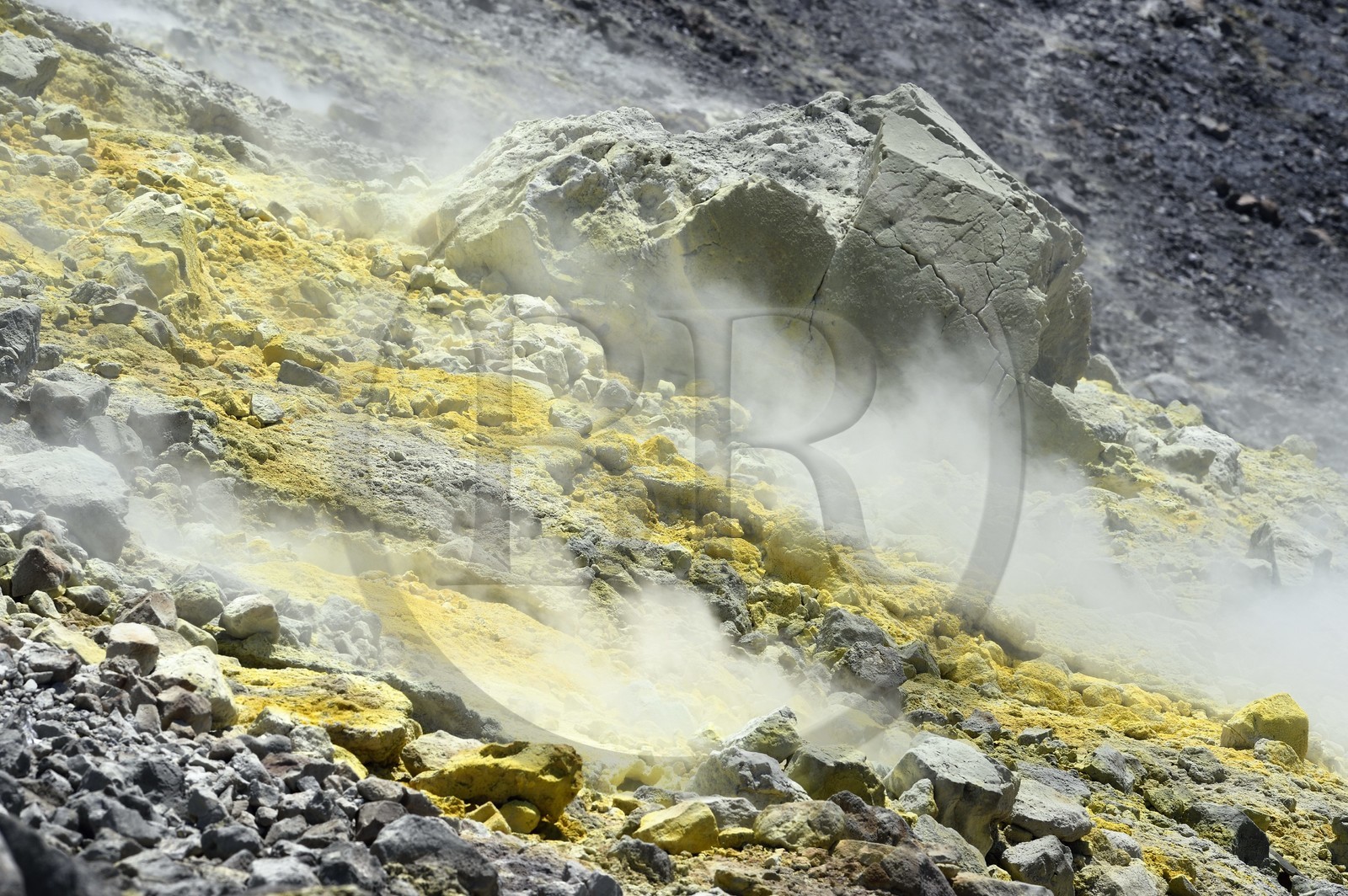 Italie, Sicile, iles Eoliennes, classées Patrimoine Mondial de l'UNESCO, ile de Vulcano, fumerolles soufrées du cratère du volcan della Fossa