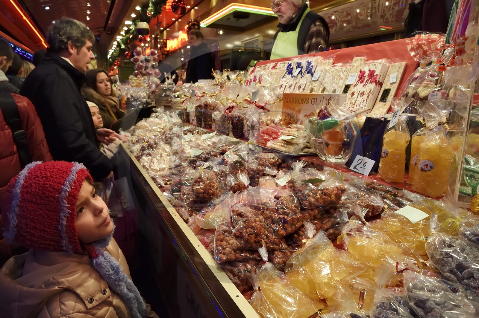 France, Bas-Rhin (67), Strasbourg, vieille ville classée Patrimoine Mondial de l'UNESCO, marché de Noël (Christkindelsmarik) de la place Broglie
