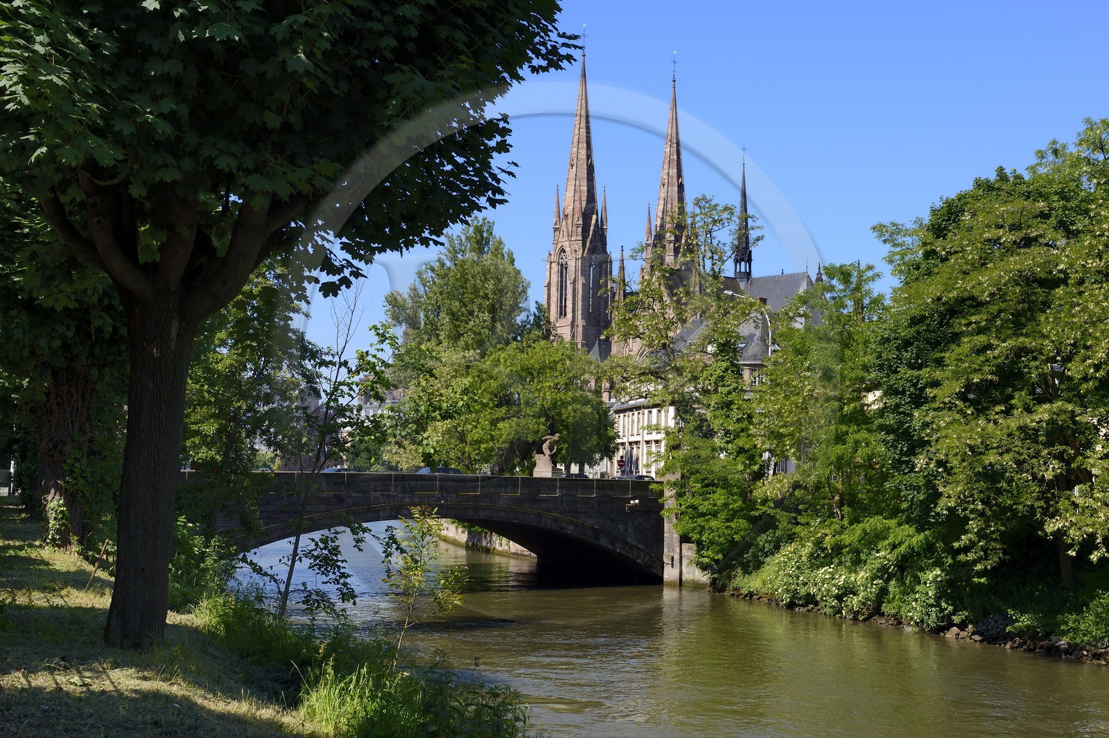 France, Bas-Rhin (67), Strasbourg, quartier de la Neustadt datant de la periode allemande, l'Eglise Saint-Paul, ancienne église de garnison protestante (1897) et le pont Kennedy aussi appelé pont des 4 géants sur la rivière l'ill