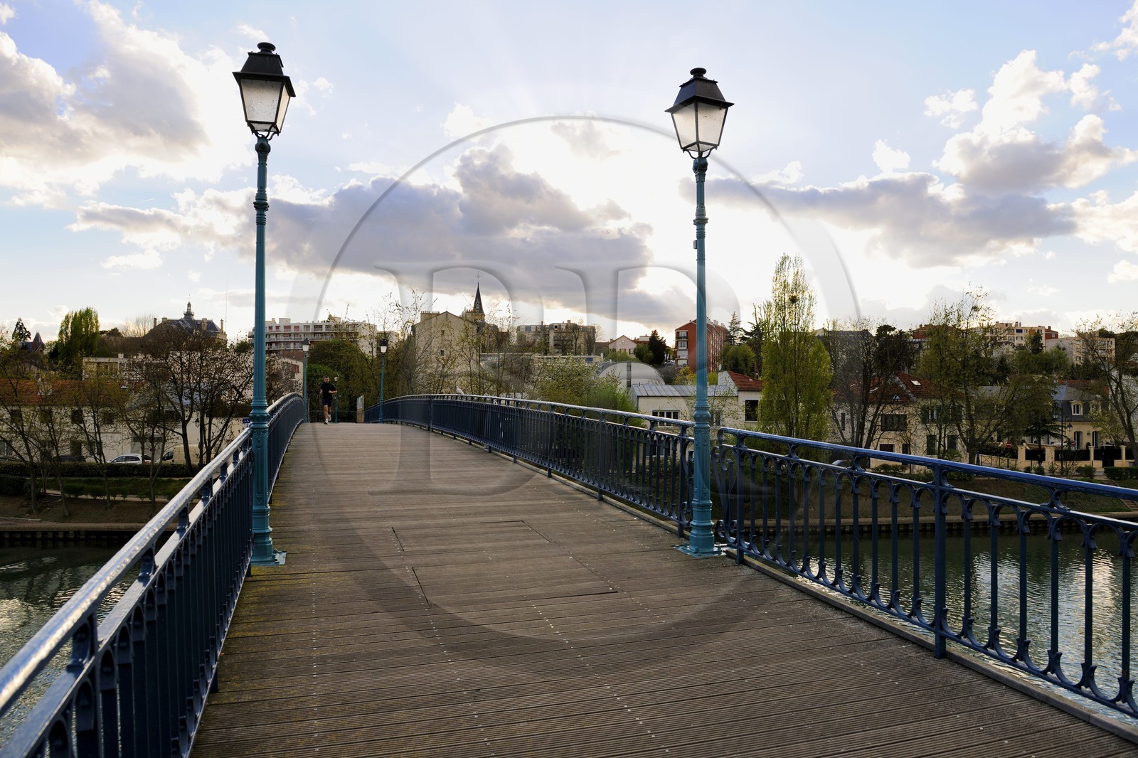 France, Val-de-Marne (94), les bords de Marne, la passerelle entre Le Perreux-sur-Marne en arrière plan et Bry-sur-Marne