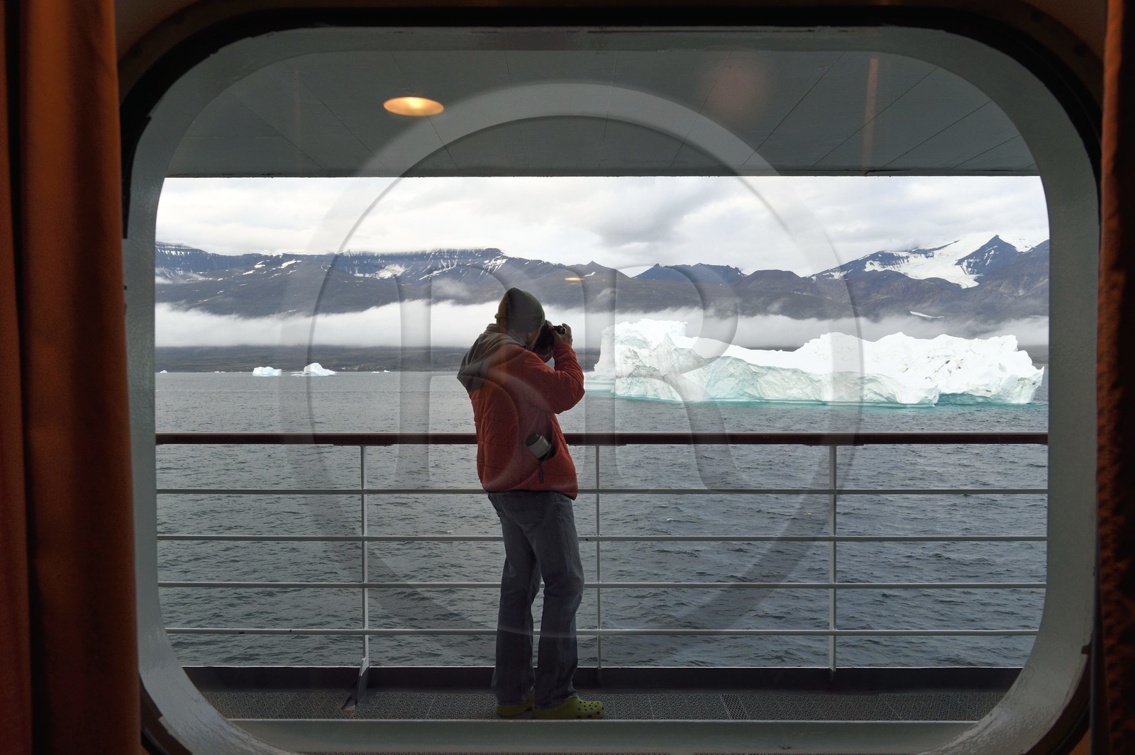 Groenland, cote ouest, fjord Uummannaq, photographe à bord du bateau de croisière MS Fram de la compagnie Hurtigruten