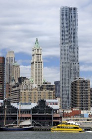 Etats-Unis, New York, Beekman Tower de l'architecte Frank Gehry vue depuis l'East River