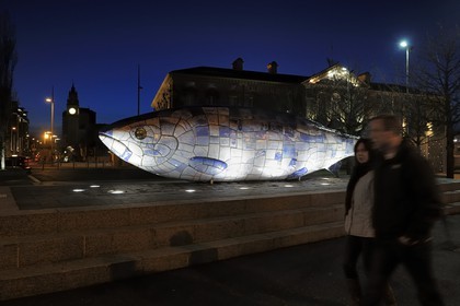 United Kingdom, Northern Ireland, Belfast, the waterfront on the Lagan riverside, The Big Fish by John Kindness on Donegall Quay and the Clock Tower