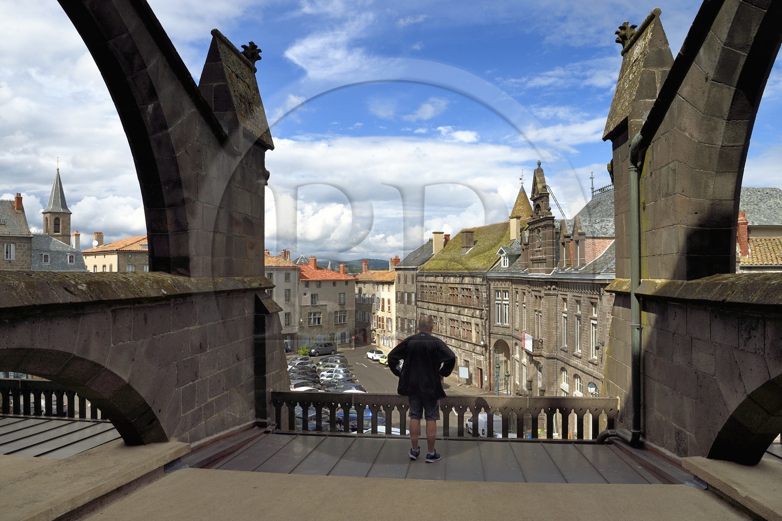 France, Cantal (15), Saint-Flour, la place d'Armes vue depuis les toits de la cathédrale Saint-Pierre