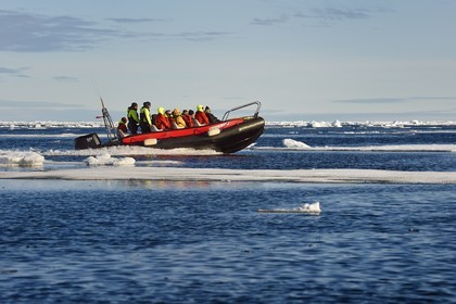 Groenland, cote Nord-Ouest, Smith sound au nord de la baie de Baffin, morceaux de glace de la banquise arctique et un PolarCirkel boat (zodiac) d'exploration du bateau de croisière MS Fram de la compagnie Hurtigruten
