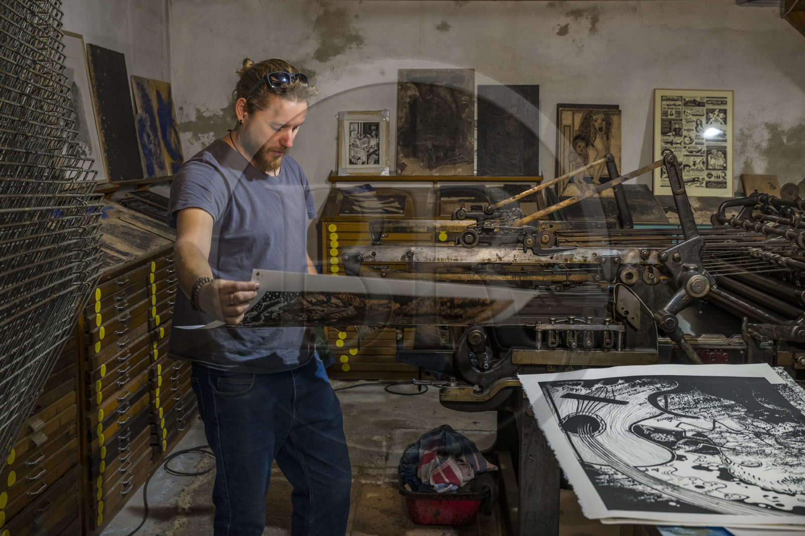 France, Hérault (34), Sète, Atelier DPJ, éditeur et imprimeur d'art, xylogravure, impression de bois gravé sur presse typographique Miehle de 1911