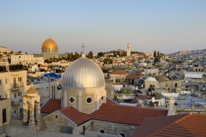 Israel, Jérusalem, ville sainte, vieille-ville classée Patrimoine Mondial de l'UNESCO, les toits du quartier musulman,  l'église Notre-Dame du Spasme et le Dome du Rocher en arrière plan