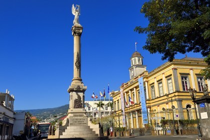 France, Ile de la Reunion, Saint-Denis, édifice de l'époque coloniale, l'ancien hôtel de ville et la colonne de la Victoire