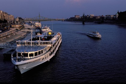 Hongrie, Budapest, bateaux de croisière devant le Pont de la Liberté sur le Danube
