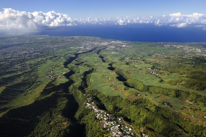 France, Ile de la Reunion, village Les Makes et la côte ouest vers Saint-Louis en arrière plan (vue aérienne)