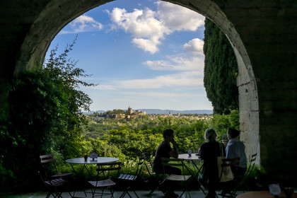 France (30), Gard, Villeneuve-lès-Avignon, les jardins de l'ancienne abbaye bénédictine de Saint André et le Palais des Papes à Avignon classé Patrimoine mondial de l'UNESCO en arrière plan