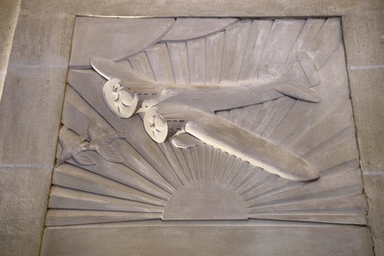 France, Allier (03), Vichy, villa art Déco René Jeux, bas relief stylisé de l'avion de Jean Mermoz au soleil couchant