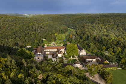 France, Côte-d'Or (21), Marmagne, l'abbaye cistercienne de Fontenay fondée en 1118, classée au Patrimoine Mondial de l'UNESCO, la vallée du ru (ruisseau) de Fontenay en arrière plan (vue aérienne)