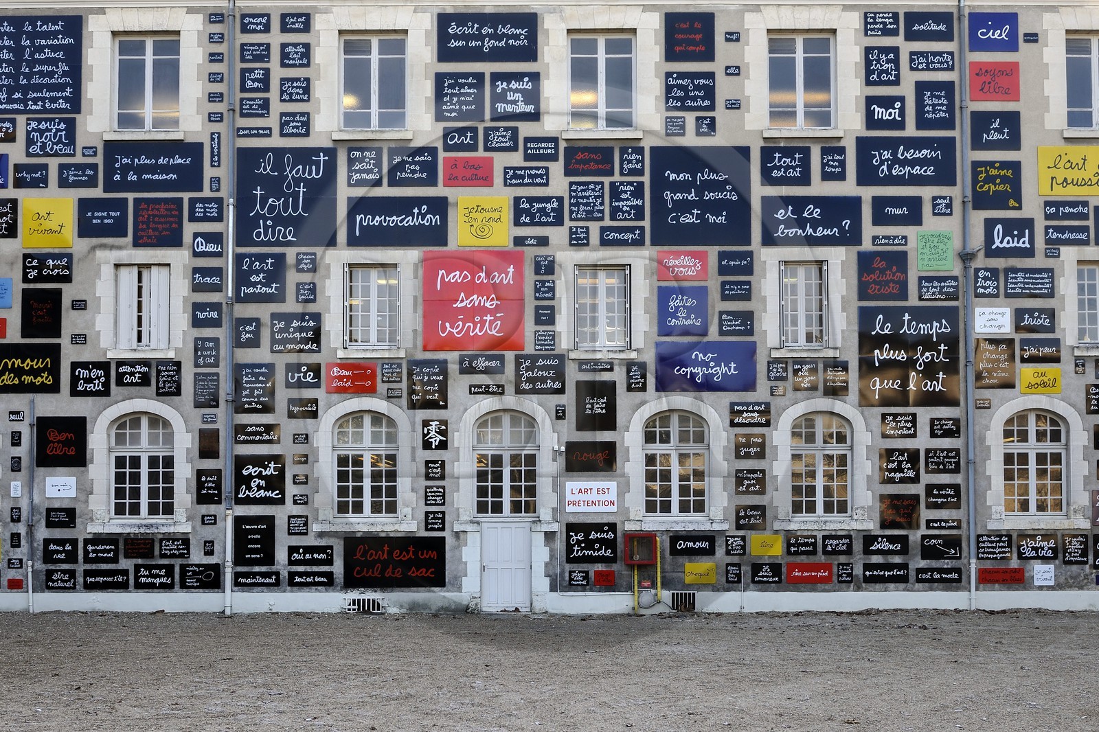 France, Loir et Cher (41), Blois, musée de l'Objet, façade réalisée par Ben