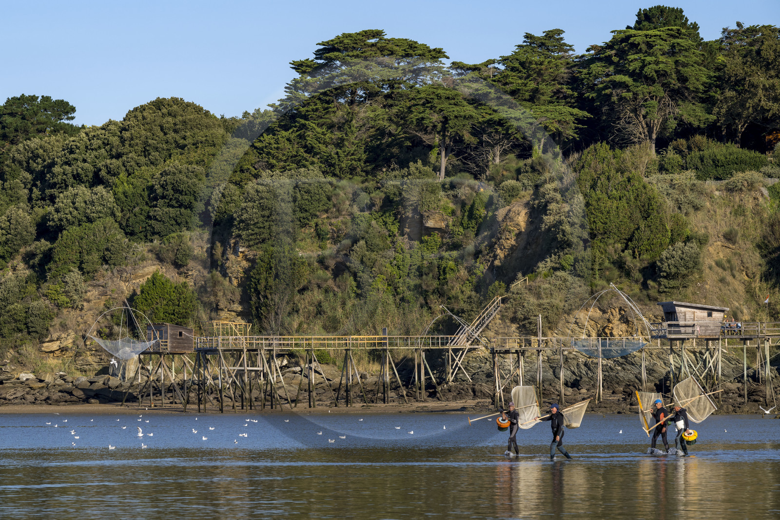 France, Loire-Atlantique (44), Baie de Bourgneuf, Pornic, cabanes de pêche traditionnelle au carrelet en bordure de la plage de Crêve-coeur à La Bernerie-en-Retz, pecheurs à pied de crevettes à l'épuisette