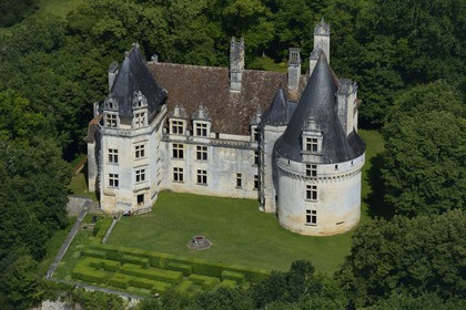 France, Dordogne (24), Périgord Vert, Villars, Chateau de Puyguilhem (vue aérienne)