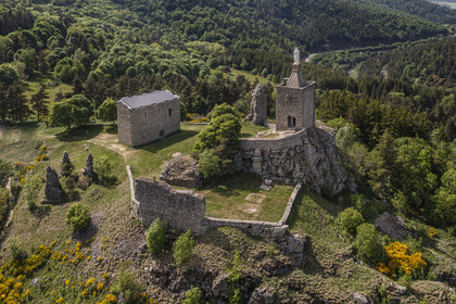 France, Lozère (48), Luc, randonnée avec un âne sur le chemin de Stevenson (GR 70), les ruines du chateau de Luc (vue aérienne)