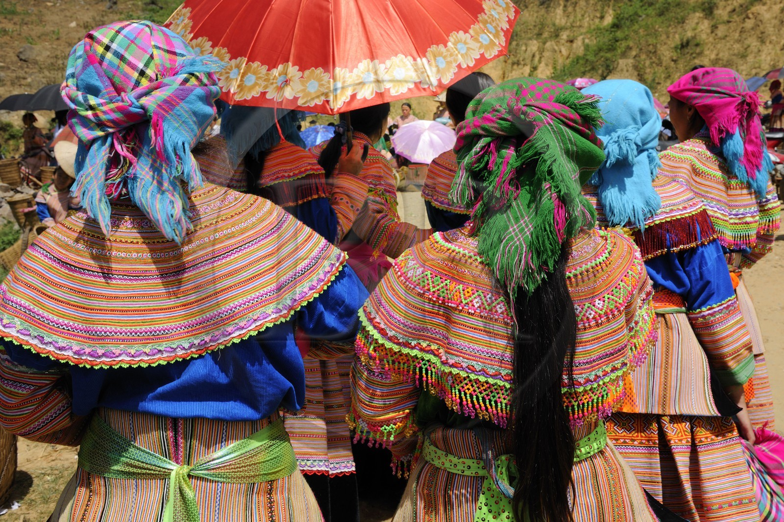 Vietnam, province de Lao Cai, région de Bac Ha, marché de Can Cau, femmes de la minorité Hmong Fleur